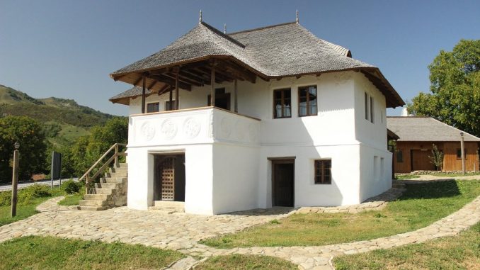 Casa cu Blazoane Chiojdu